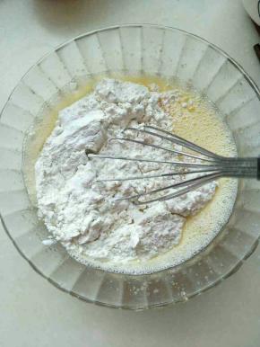 加入过筛的粉类搅拌均匀无颗粒