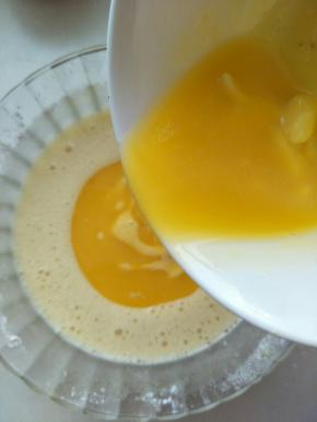 倒入融化的黄油搅拌均匀