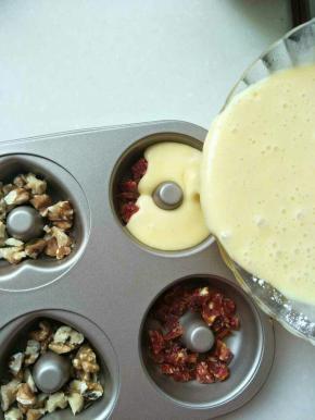 阳晨模具放入适量干果，倒入搅拌好的面糊。