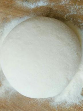 将发好的面团重新揉匀排气