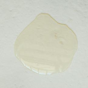 擀开擀薄，然后在面饼上倒适量的油