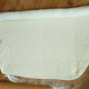 抹匀以后，把面皮从一端卷起