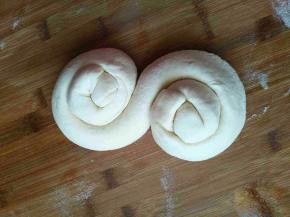 卷起以后边抻边从两头反方向卷起，从两段对着卷成两个卷