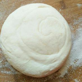 抬起一个面卷覆盖在另一个上面