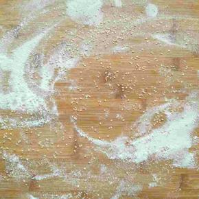 案板撒少量芝麻，