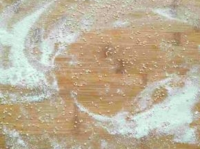 案板撒少量芝麻，
