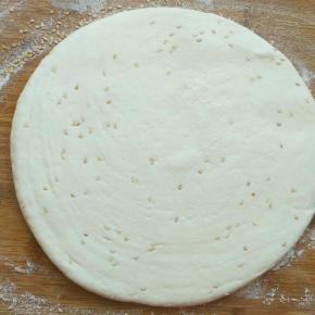 将面饼放在芝麻上，然后面饼上边也撒少量芝麻，然后轻轻将面饼擀开，放一边松弛15分钟