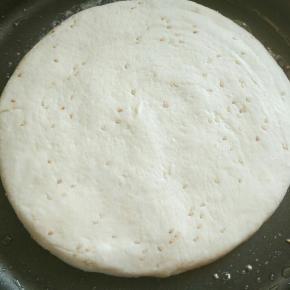 电饼铛调中档，抹少许油，将饼放入，然后中小火烙 制