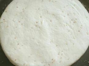 电饼铛调中档，抹少许油，将饼放入，然后中小火烙 制