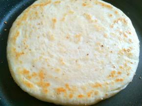 大约半分钟，面饼底部结皮了即可翻面，不必等到花色均匀，目的是让另一面快速受热锁住饼内水份，使饼坯内部温度一块提升，饼在烙制过程中要经常转动一下，可以烙的花色更均匀)