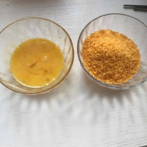 鸡蛋放碗里打散，面包糠也放碗里备用