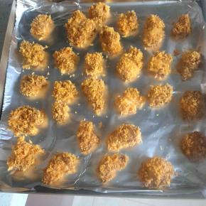 把裹好的肉排放到铺了锡纸的烤盘上，180度烤12-14分钟。