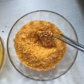 然后再放进面包糠里，用面包糠把肉包裹起来