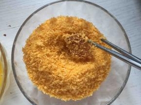 然后再放进面包糠里，用面包糠把肉包裹起来