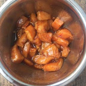 鸡胸肉洗净，切小块，加调味料腌制一小时入味