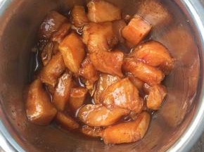 鸡胸肉洗净，切小块，加调味料腌制一小时入味