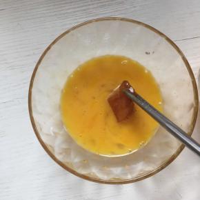腌制好的鸡胸肉先在蛋液里浸一下