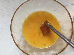 腌制好的鸡胸肉先在蛋液里浸一下