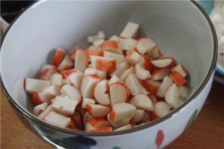 蟹肉棒切丁，青笋去皮洗净切成丁