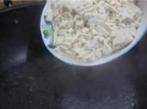 锅内放水烧开，放入内酯豆腐焯水。水开之后调成中火，将豆腐轻轻的顺着锅边倒下去，煮4分钟左右就可以捞出，煮的时候不要经常搅动，以免豆腐弄得太碎