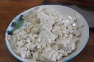 将内酯豆腐取出切成丁