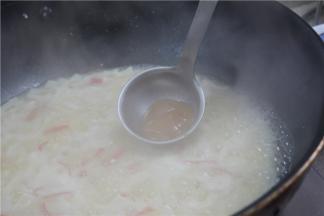 然后入开水，将豆腐、肉棒、青笋丁一同下入