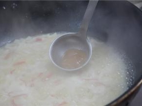 然后入开水，将豆腐、肉棒、青笋丁一同下入