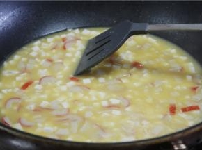 锅下油，烧至微微热之后倒入蛋黄小火翻炒，翻炒至周边冒小泡，起沙
