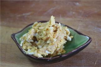 取出熟咸蛋黄，用刀背压成细末状