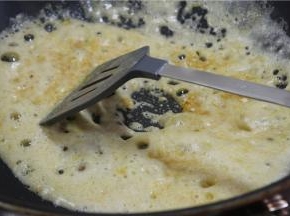 大火煮开之后加鸡汁调味，如觉得味道太淡可以加少许盐