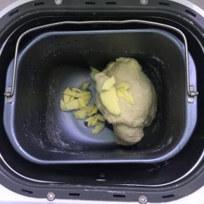 和面程序结束后，放入软化的黄油，再启动和面程序10分钟，进行基础发酵。