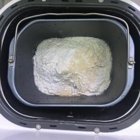 除黄油以外的所有面团材料按先液体后粉类的顺序投入面包机，启动和面程序10分钟。