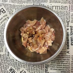 调入盐和鸡精，加入酱油。