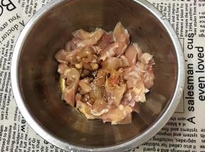 调入盐和鸡精，加入酱油。