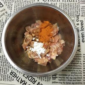 加入玉米淀粉和奥尔良腌料，用手抓匀。