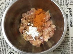 加入玉米淀粉和奥尔良腌料，用手抓匀。