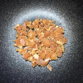 锅中加入少许油，大火烧热，下入鸡丁中火煎。