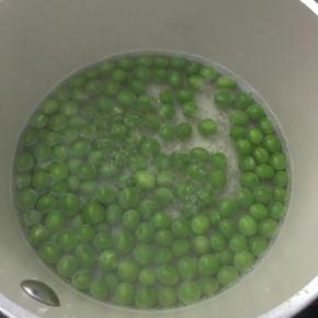 青豆洗净，放入锅中煮熟捞出备用。