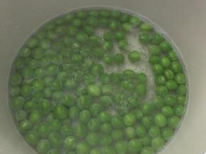 青豆洗净，放入锅中煮熟捞出备用。