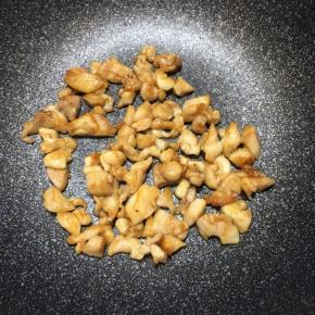 煎至表面微焦即可关火。