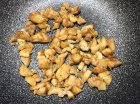 煎至表面微焦即可关火。