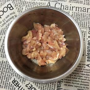 面团发酵期间，来准备配料：鸡腿去骨去皮，切成丁。