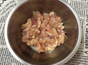 面团发酵期间，来准备配料：鸡腿去骨去皮，切成丁。