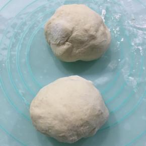 取出排气，分割成2份，盖上保鲜膜松弛15分钟。