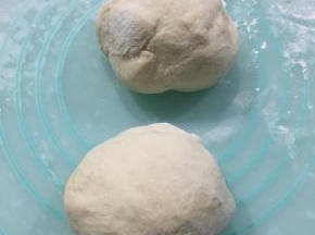 取出排气，分割成2份，盖上保鲜膜松弛15分钟。