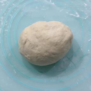 取其中一份按扁，擀成圆片。