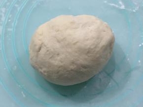 取其中一份按扁，擀成圆片。