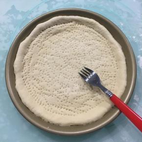 用叉子在饼底均匀的扎上小孔。