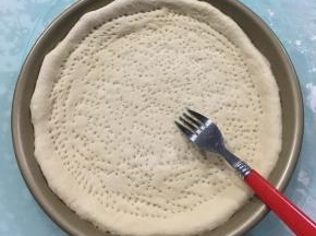 用叉子在饼底均匀的扎上小孔。