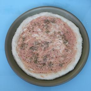 挤上番茄酱和甜味沙拉酱抹匀，撒上披萨草。